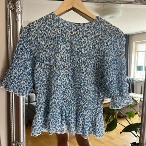 Sommarblus - storlek L oanvänd från Gina tricot 