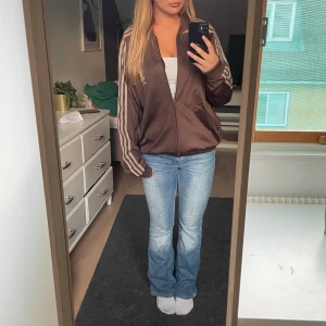 Adidas zipup - Så snygg brun adidas zip-up🤎 Köpt second hand på beyond retro. Passar alla storlekar! Kan alltid diskutera pris och skicka fler bilder❣️