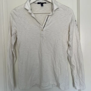 Tröja från Gant - Tröja från Gant i strl xs med logga på armen. Använd fåtalet gånger och är i fint skick