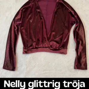 Urringad rosa/lila glittrig tröja från Nelly i storlek small. Storlek 36/small. I nyskick. 💕  Skriv gärna ett omdöme efter ni köpt något. Uppskattas jättemycket. 🥰