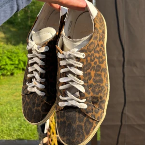 Saint Laurent Skor - Sneakers från Saint Laurent, modellen är ML/06. Lite större i storleken. Bra skick, riktigt feta. Otroligt pris. Skriv för frågor!