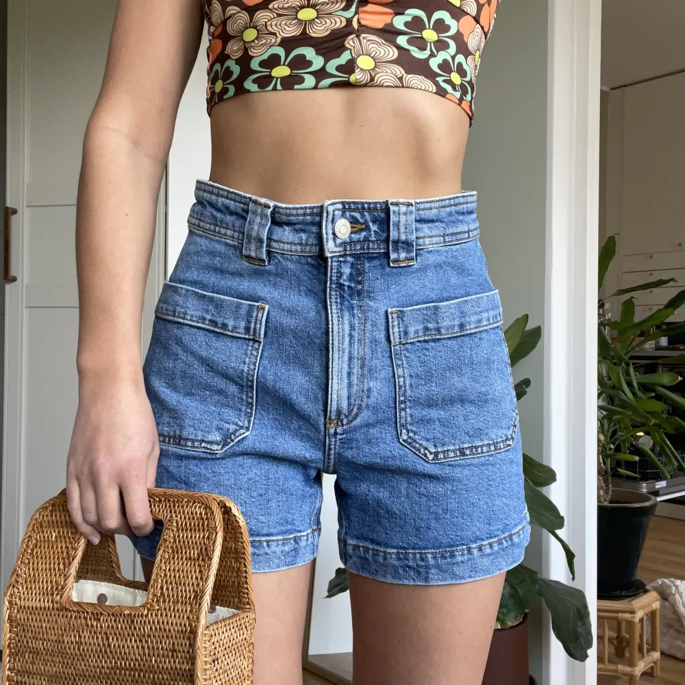 Högmidjade jeansshorts med fickor framtill. Tyget har lite stretch och sitter därför så smickrande över rumpan. Inköpta på & Other Stories, jättefint skick. . Shorts.