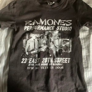 Emo t-shirt goth punk band tröja - Har inte använt den har bara legat i min garderob. Skriv om ni undrar något!☺️💞