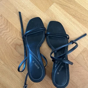 Superfina låga klackar - Säljer dessa fina klackar, sköna att gå i då de är en lite lägre modell! 