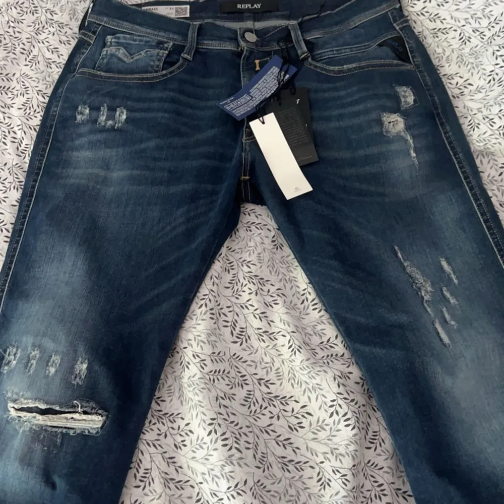 Tja! Säljer nu ett par helt nya Replay Anbass jeans, som är sjukt snygga och väldigt eftertraktade. De är nästan slutsålda överallt och svåra att få tag på! Nypris: 1699kr, för fler frågor eller funderingar bara att höra av sig!. Jeans & Byxor.