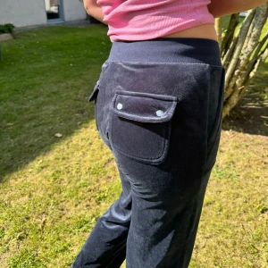 Nya Juicy Couture byxor strl M - Äkta nyinköpta juicy couture från Nelly. Säljer pga fel storlek. Mörkblå storlek M.