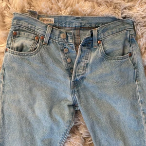 Levis jeans 501 - Säljer dessa superfina mid waist Levis jeans i modellen 501 eftersom de är för små för mig tyvärr. De har en jättefin ljusblå färg och är i utmärkt skick!🎀😇