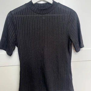 T shirt  - Säljer denna fina ribbade t shirt ❣️ den är nästan oanvänd 