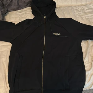 Boss tröja - Knappt använd. Bra skick. Pris kan diskuteras 