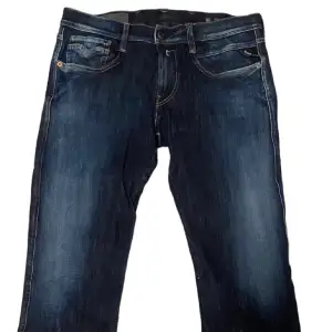 Feta replay jeans, 10/10 skick. Nypris 1500< och mitt pris 400. Kvitto fås med. Skriv för mer information eller bilder 🍾
