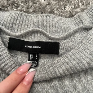 Tröja Vero Moda  - Säljer denna tröjan köpt från Vero Moda, kommer inte till användning längre och är använd några fåtal gånger, stl S, kom gärna med prisförslag 