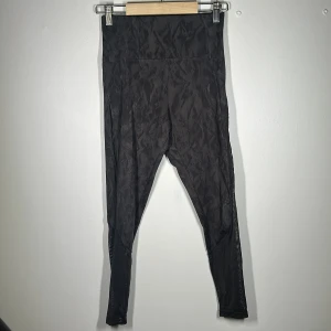 Träningsbyxor  - Använda ca 2 ggr, väldigt fint skick.  Jätte skönt material  Mesh material vid benen