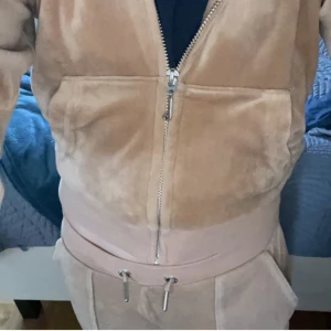 juicy couture barn - Brun/beige set som passar st 122 Byxa är ålder  7/8 tröja 8/9 