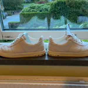 Valentino flycrews - Stilrena valentino flycrews i 9/10 skick knappt använda. Storlek 39,5 men pers även 40/41. Alla nitar finns kvar. Skriv vid frågor eller funderingar.😊