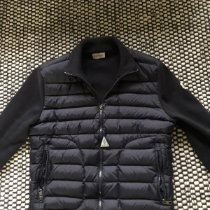 Moncler cardigan - Säljer min moncler cardigan i nyskick, Contacta mig för mer info. NFC och qr code Finns