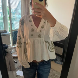 Broderad blus - Så söt somrig blus från zara!  Knappt använd!!❤️❤️