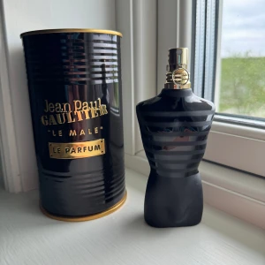 Jpg le male le parfum  - Hej säljer nu min jpg le male le parfum. Mängd finns på bild 2(uppskatta själv) Låda medföljer. Byten kan vara intressanta. Nypris 900