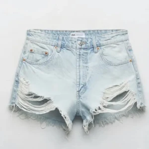 Lågmidjade shorts  - Säljer skit snygga lågmidjade shorts från zara då dom e lite för stora ❤️ skriv för fler bilder 