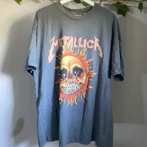 Grå oversized t-shirt med tryck - Oversized t-shirt med tryck av Metallica i nyskick. Passar typ som en L/XL. Säljer då det inte är min stil längre. Köparen står för frakt 