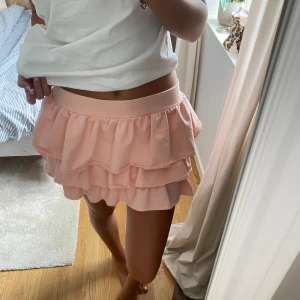 Volangkjol - Jättesöt rosa kjol med volanger, kommer ej till användning