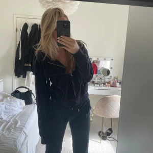 Juicy couture  - Så fint set från juicy couture!!💓💓 Byxor: 600, XS/S Tröjan: 500, L men sitter som en xs/s!!! Båda: 850🙌🏼🙌🏼