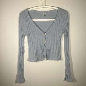 Blå tunn kofta  - Aldrig använd Normal i storlek  Slits i armarna  Tunn & Skön i materialet 