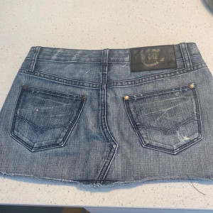 Jeanskjol - En fin jeanskjol som jag har köpt secondhand. Säljer den då den är för liten. Midjemått är 35cm och är 28 cm lång. Jättebra skick💕 skriv privat vid frågor💕