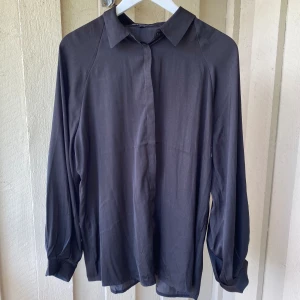 Svart skjorta med ballongärm  - Tunn och sval skjorta med ballongärm🖤