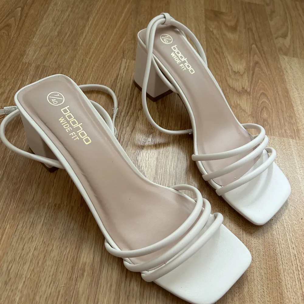 Jag säljer dessa fina vita klackskor med blockklack. Klacken är inte så hög så de är enkla och bekväma att gå i. Jag säljer de eftersom de inte kommer till användning, skorna är i helt nytt skick och har aldrig använts. Skriv för fler bilder på dem ❤️. Skor.