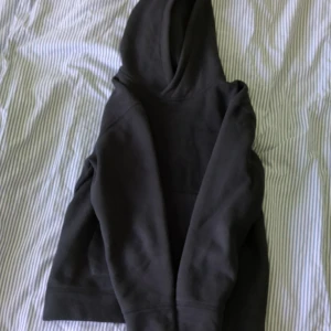 Svart hoodie - För dem som är ca 160 cm lång Använt