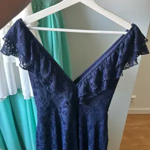 Säljer min superfina marinblå balklänning i spets🤍endast använd 1 gång på balen så i superfint skick! V ringad både i bröst och rygg