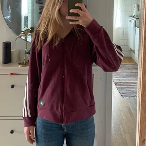 Adidas hoodie  - Vinröd adidas hoodie med dragkedja 