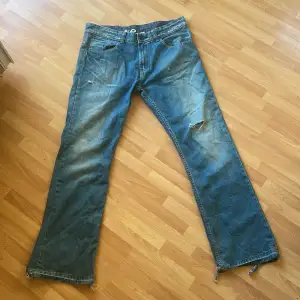 Bootcut vintage jeans med skador längst ned vid fötterna 