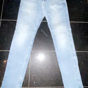 Säljer nu ett bar replay jeans i modellen anbass i storleken 32/32  Skriv pm för mer info eller fler bilder 