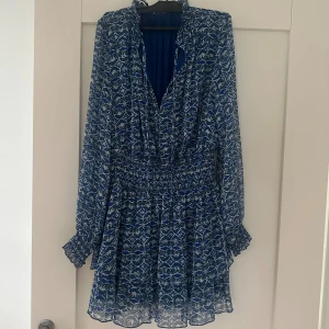 zara klänning  - fin klänning köpt från zara, använd ett fåtal gånger och är i bra skick!💙