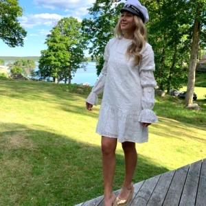 Nakd vit klänning  - Säljer min eftertraktade jätte fina nakd klänning med öppen rygg och söta detaljer. Endast använd vid ett tillfälle därav näst intill ny. Skriv helts innan du trycker på köp nu! slutsåld och nypris 699kr