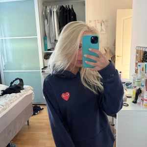 Hoodie - Vet inte om den är äkta eller inte då jag fick den av min kusin därav priset. 