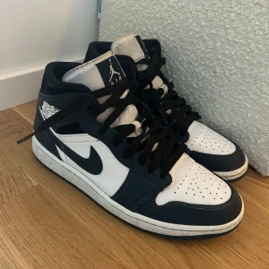 Jordan nike - Väldigt snygga skor knappt använda säljer år min sambo. Storlek 43  Pris kan diskuteras vid snabb affär🌸