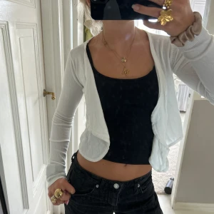 kofta - så gullig kofta i vit, bra skick och använd väldigt fåtal gånger!💕💕💘