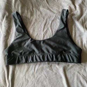 Sportig bikiniöverdel  - Sportig bikiniöverdel från Nelly