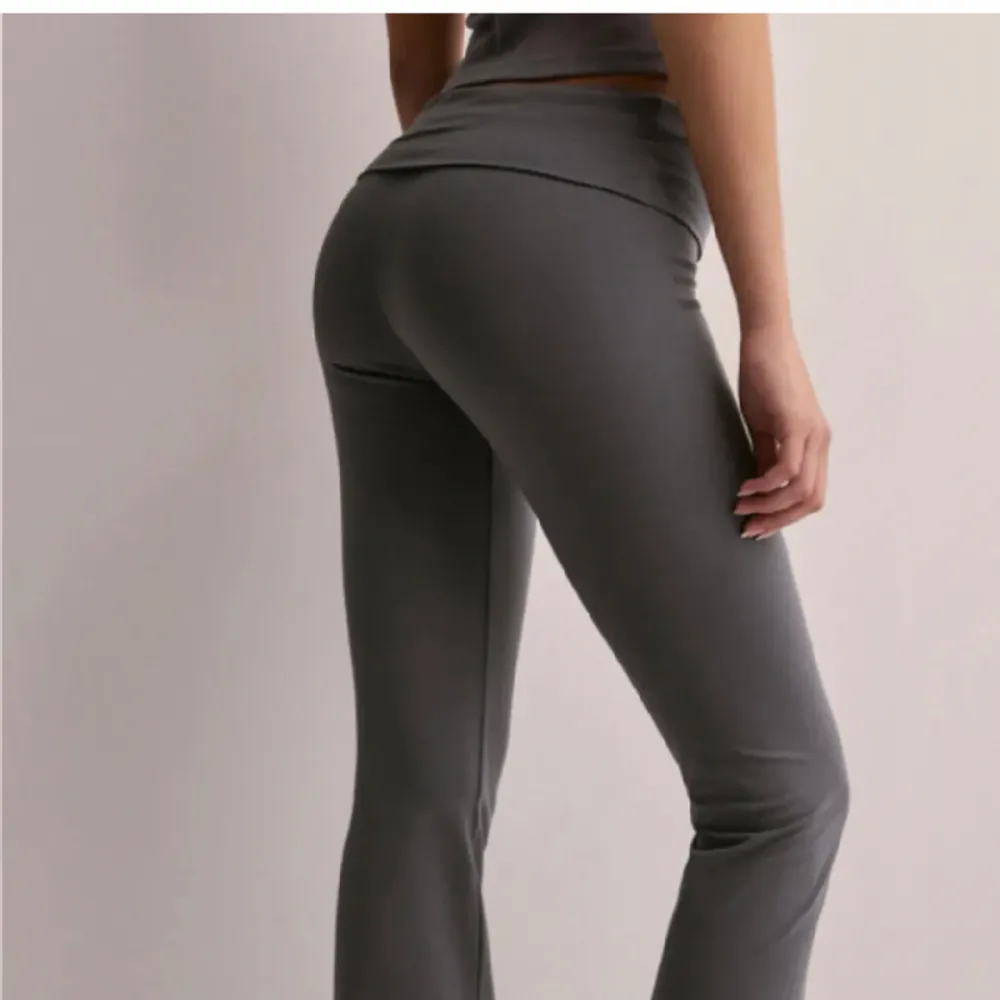 Gråa yoga pants ifrån Gina storlek Xs🤍. Jeans & Byxor.