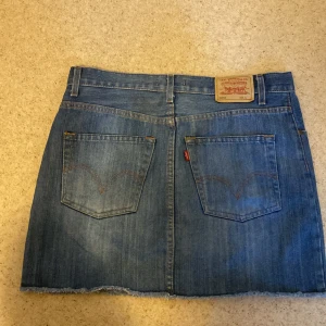 Levis jeans kjol  - Söt Levis jeans kjol, pris kan alltid diskuteras 
