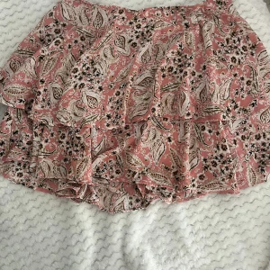  Zara kjol - Rosa zara kjol, storlek S, använd få gånger och i bra skick. Skriv för fler bilder☺️