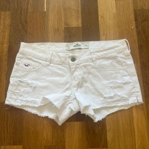Jeansshorts - Superfina vita jeansshorts från Hollister. Använda 1-2 gånger så nästan helt nyskick, säljer då jag inte är helt nöjd med storleken. Midjemåttet tvärs över är 38cm 💗 pris kan diskuteras!!