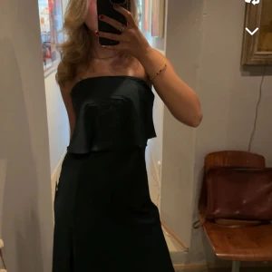 Balklänning  - Säljer denna otroligt fina bandou balklänning. Köpt för 1500kr, aldrig använd då jag tänkte lämna tillbaka den,men det hade gått för lång tid. Köpt för knappt en månad sen, i färgen petroleum 