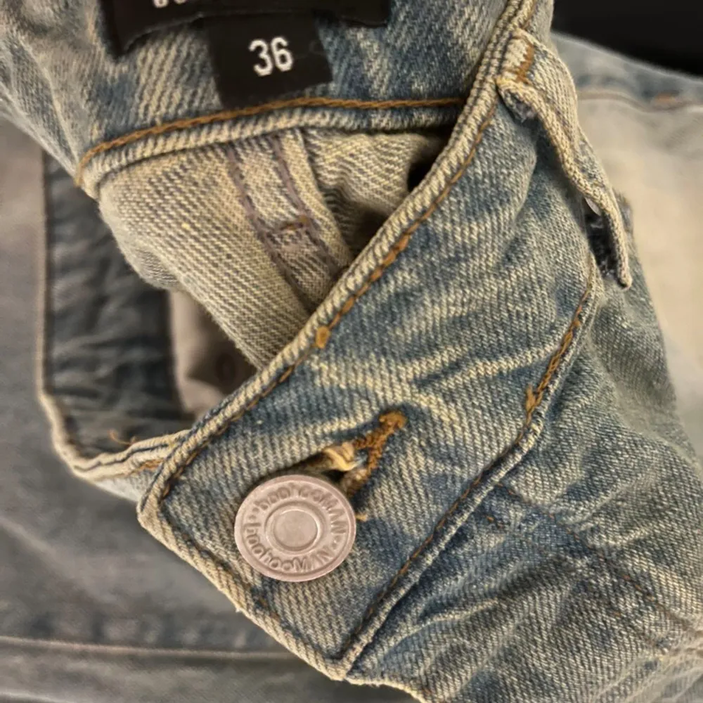 Extra wide jeans i st 36 har vanligtvis 33/32 ish och dessa med ett bälte sitter skitbra för dom som vill ha det extra vida. Dom är oanvända dvs helt nya. Jeans & Byxor.