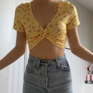 Crop top  - Gul sommar topp, som är croppad🌻 Strl XS/S använd ca 5 gånger och köpt förra sommaren☀️köpt för 120kr 