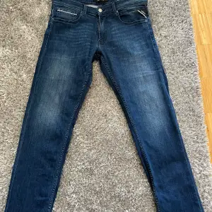 Ett par helt nya replay jeans 10/10 skick. Säljer pga jag inte kan returnera. Hör av er vid funderingar💥