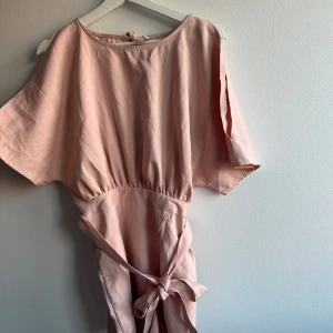 Jumpsuit - Så fin jumpsuit!! Öppna ärmar, öppen rygg & knyt i midjan.