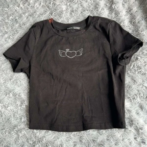 Tshirt - Shein, xs.  Nyskick    Kontakta för mer information/fler bilder. Kan postas men köpare står för frakten, kan mötas upp i malmö